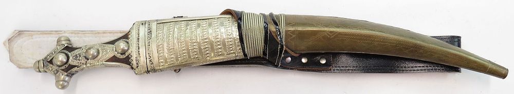 Lot 332: AN ARAB KHANJAR DAGGER