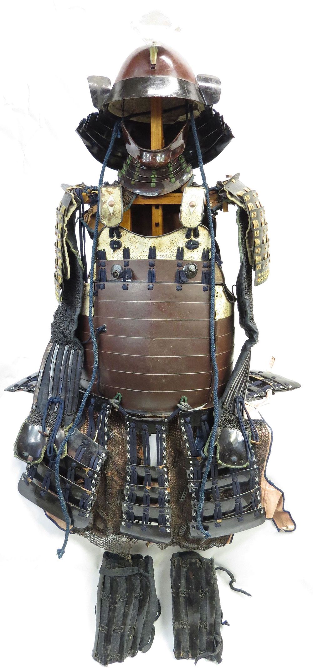 Lot 183: A SUIT OF JAPANESE SAMURAI ARMOR