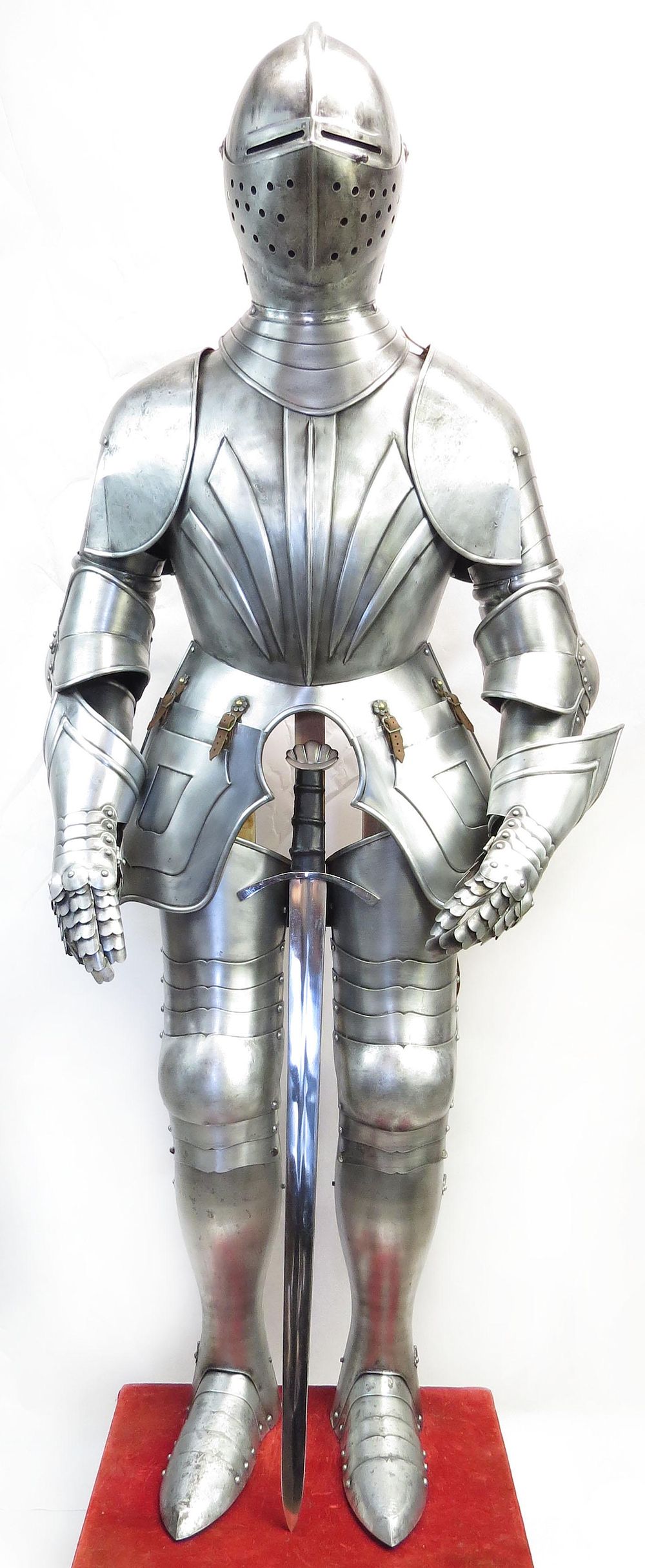 Lot 187: A GEORGE VI-ERA SUIT OF ARMOR