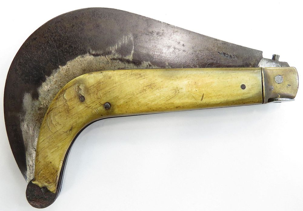 Lot 265: A MEDITERRANEAN CLASP KNIFE
