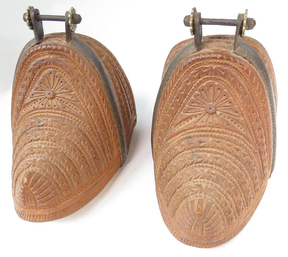 Lot 313: A RARE PAIR OF CHILEAN HUASO STIRRUPS