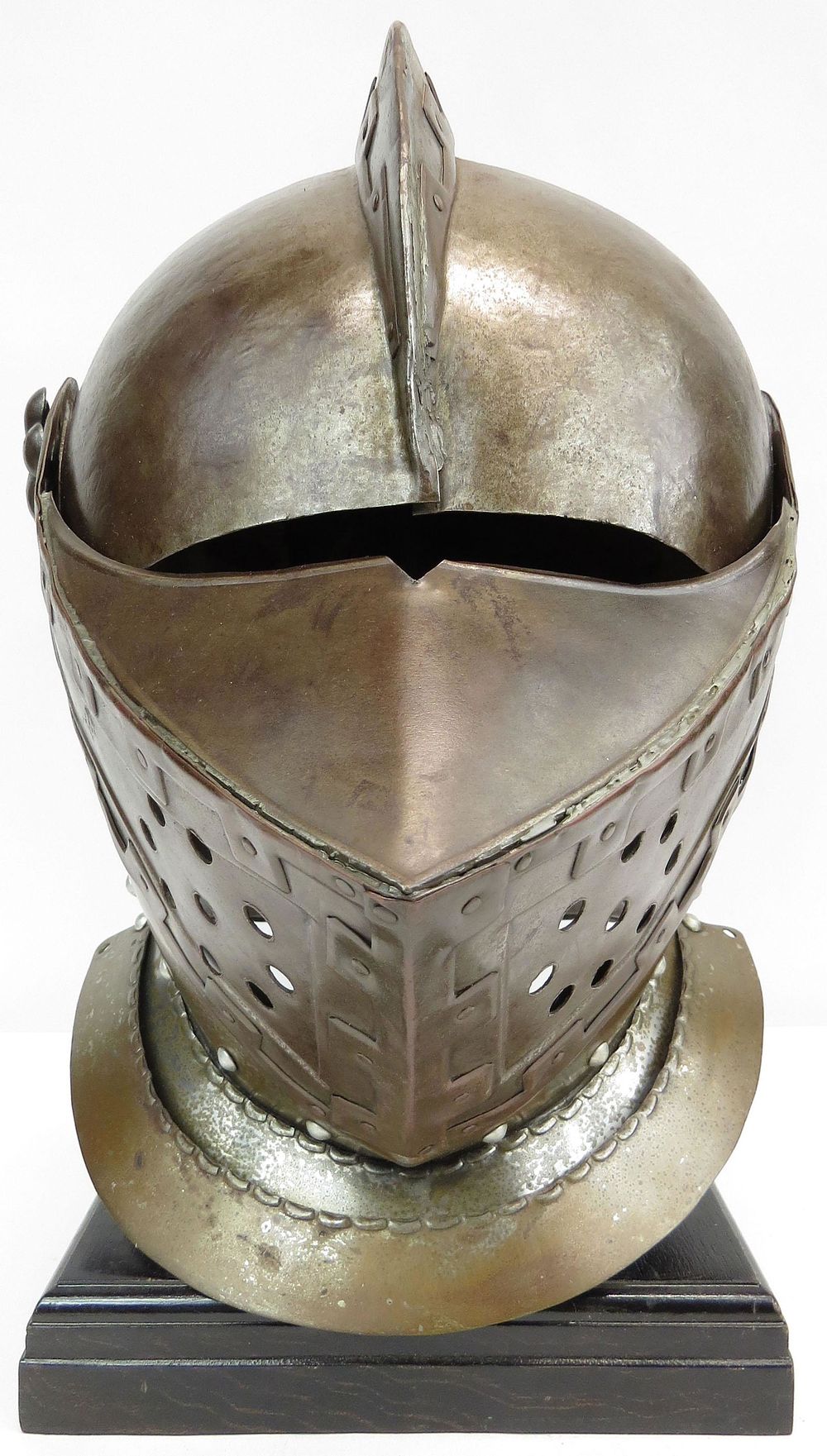 Lot 371: A GEORGE VI–ERA CLOSE HELMET
