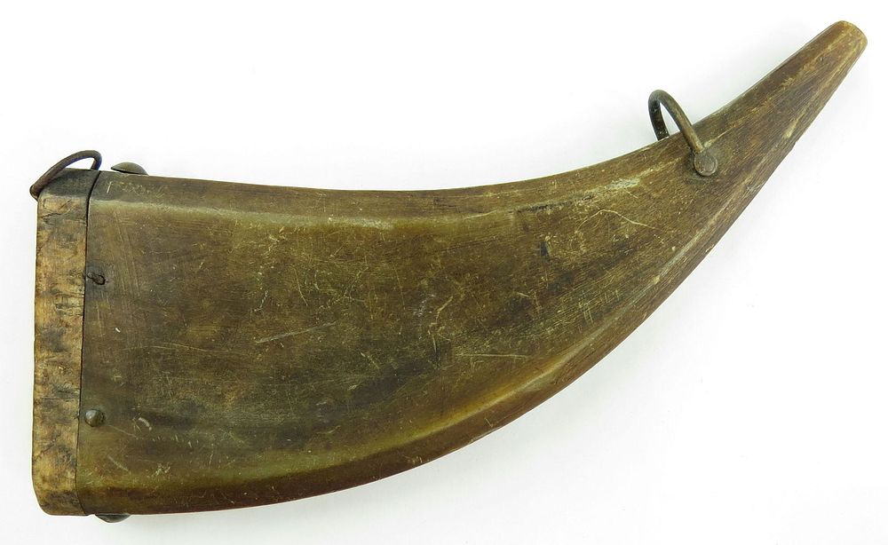 Lot 387: A CONTINENTAL POWDERHORN