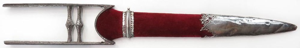 Lot 174: A FINE & RARE INDIAN KATAR DAGGER