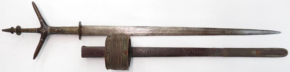 Lot 275: A FINE TUAREG TELEK ARM-DAGGER