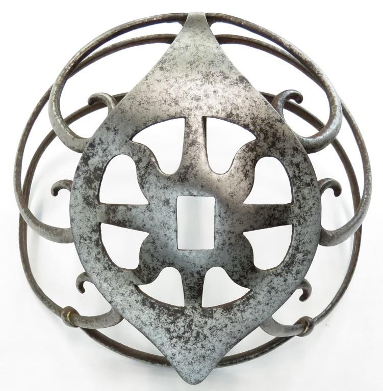 Lot 284: A CONTINENTAL SWORD GUARD