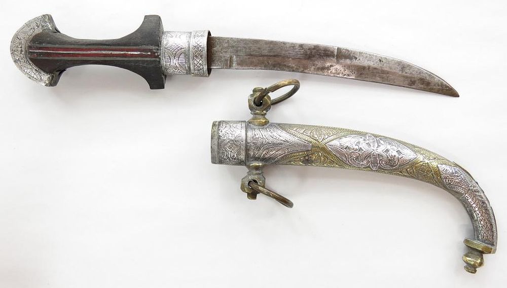 Lot 307: A CHILDS MOROCCAN KOUMYA DAGGER