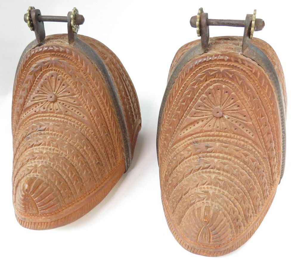 Lot 313: A RARE PAIR OF CHILEAN HUASO STIRRUPS