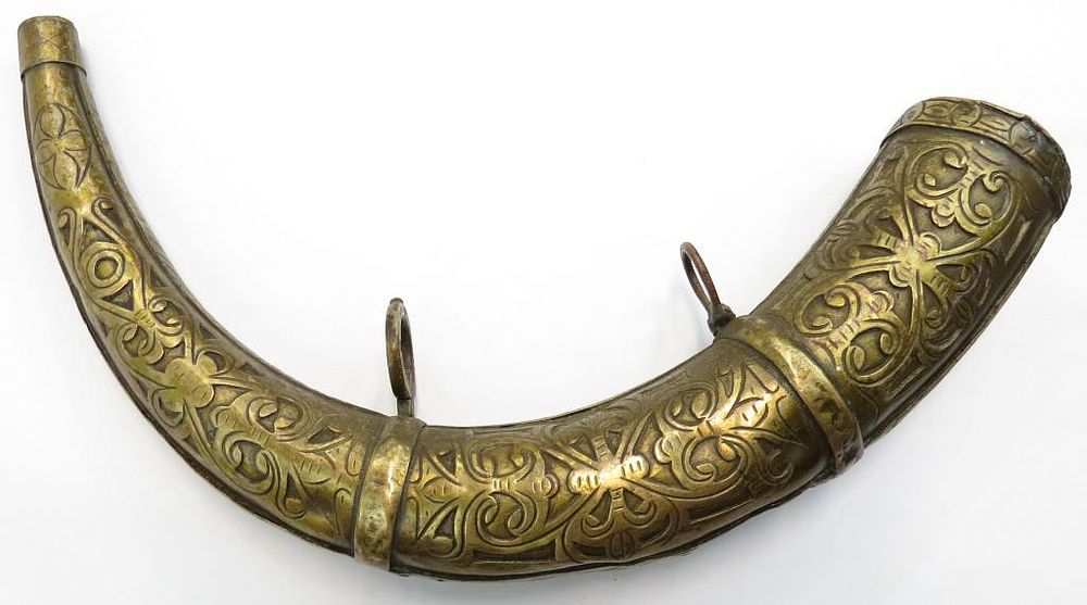 Lot 385: A MOROCCAN POWDERHORN