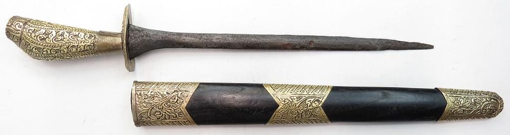 Lot 393: AN INDONESIAN DAGGER