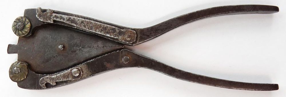 Lot 398: AN INDIAN FOLDING KATAR & BETEL NUT CUTTER