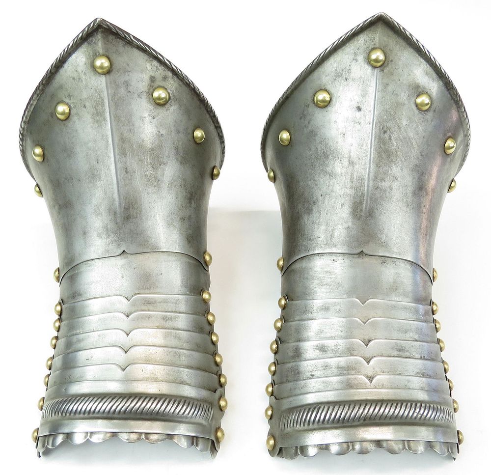 Lot 159: A PAIR OF EUROPEAN ARMOR GAUNTLETS