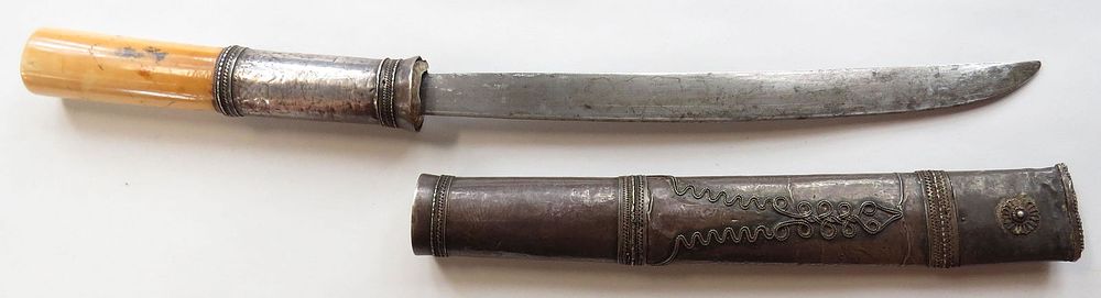 Lot 174: A BURMESE DHA DAGGER