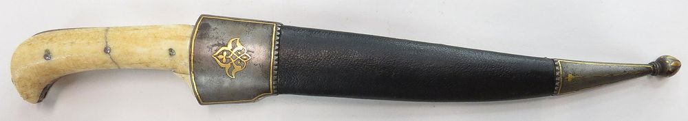 Lot 233: A FINE PERSIAN PESH QABZ DAGGER