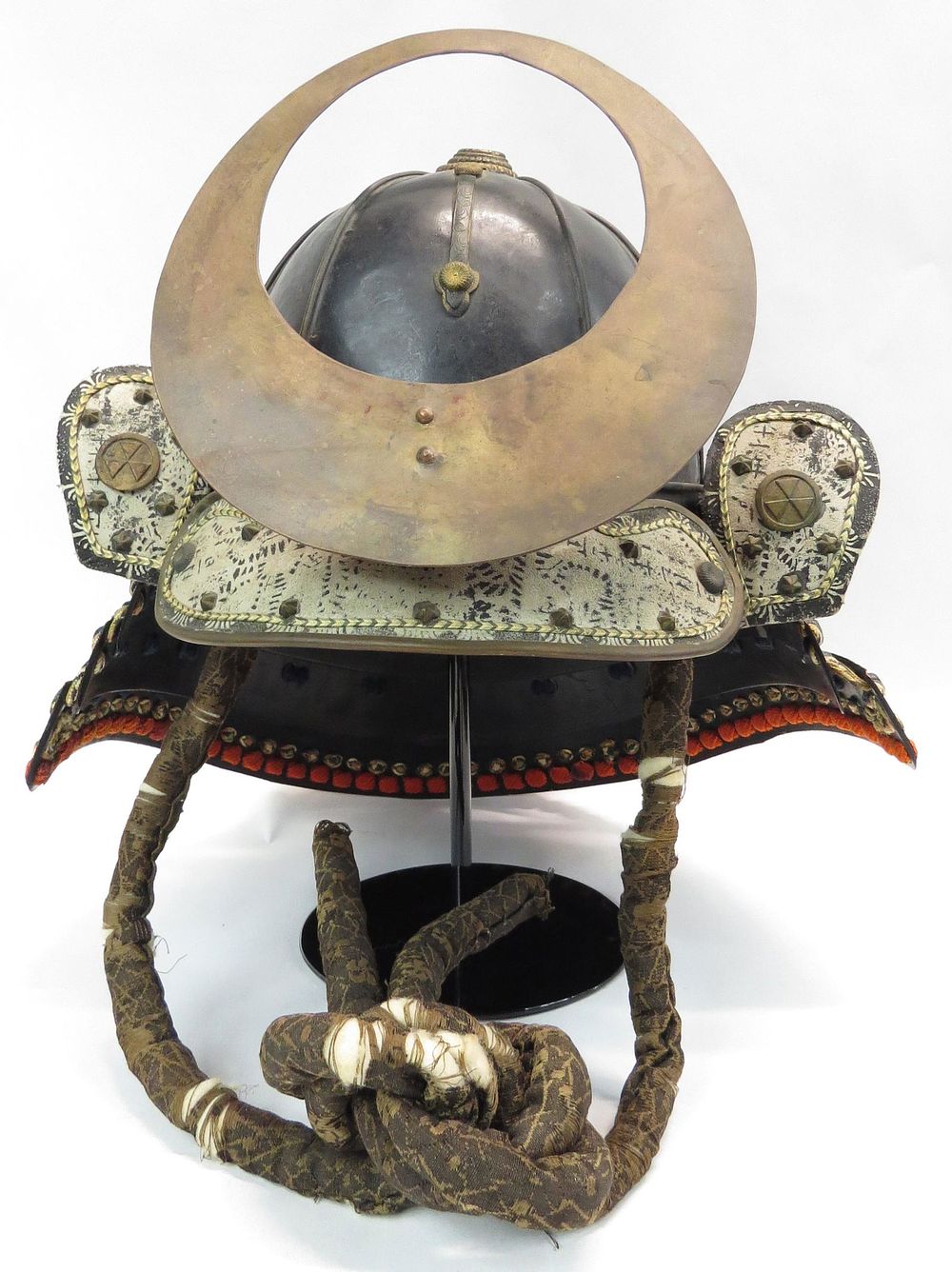 Lot 266: A JAPANESE KABUTO SAMURAI HELMET