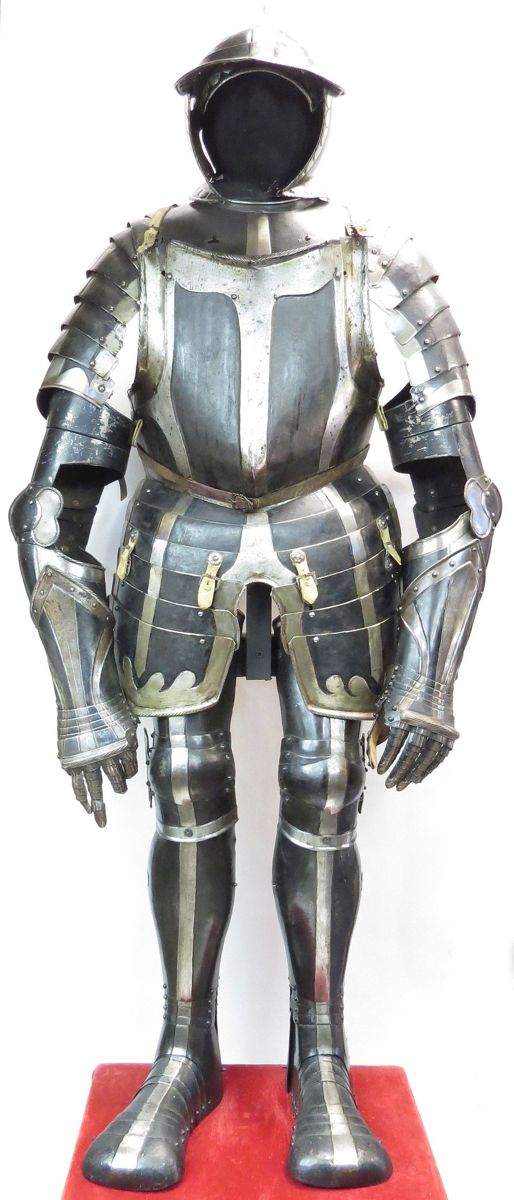 Lot 268: A FINE SUIT OF BLACK & WHITE ARMOR