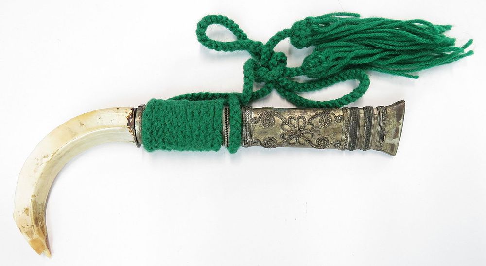 Lot 324: A BURMESE DHA DAGGER
