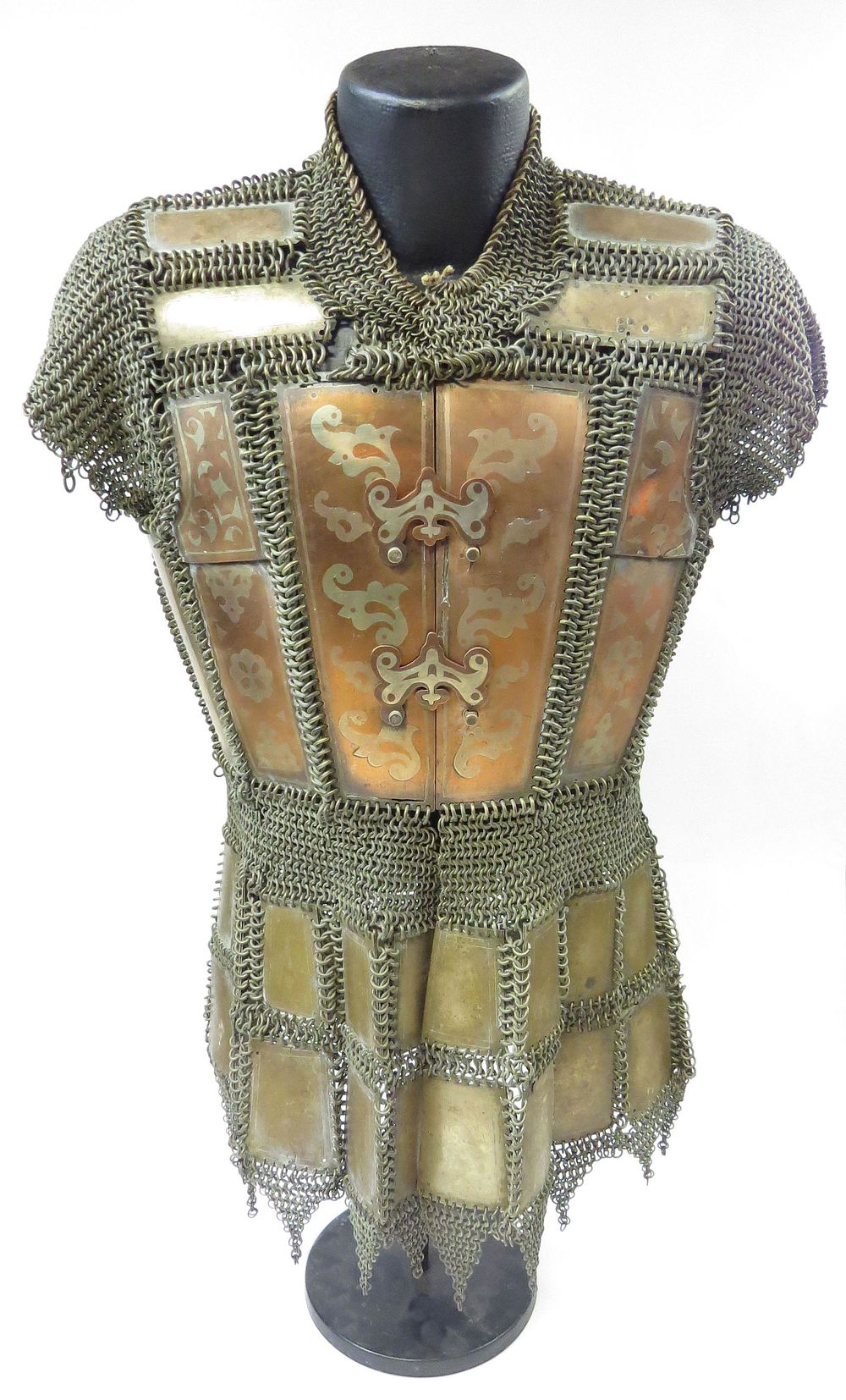 Lot 376: A FINE AND RARE MORO PLATE AND MAIL ARMOR