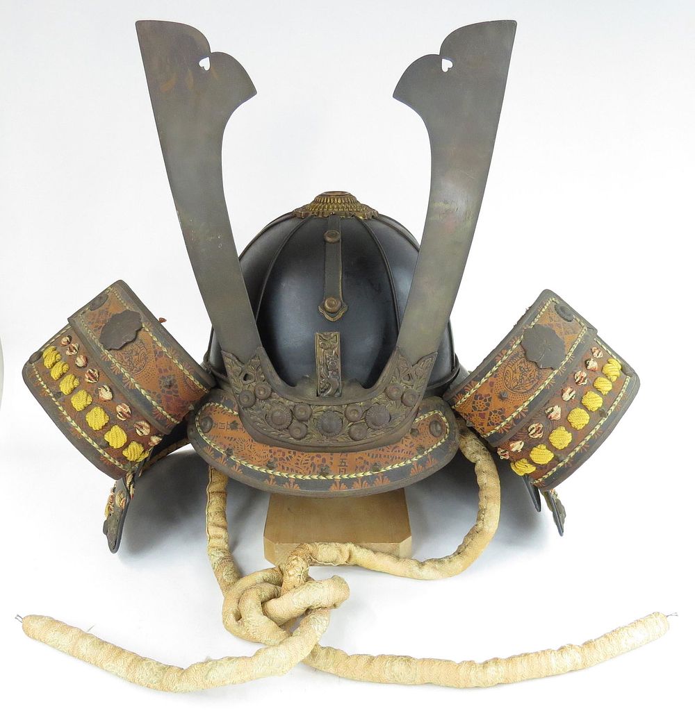 Lot 154: A JAPANESE KABUTO HELMET