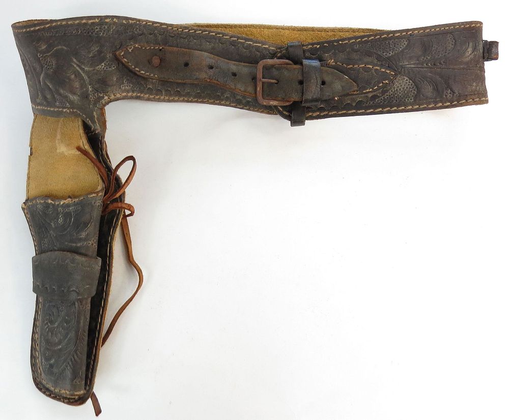 Lot 155: AN AMERICAN WESTERN GUNBELT