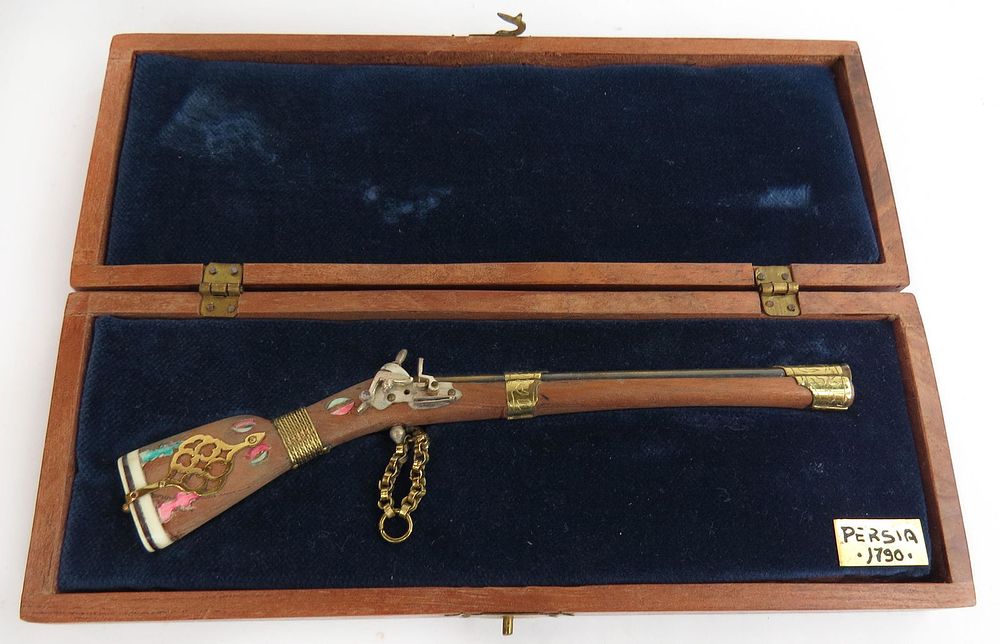 Lot 165: A MINIATURE CAUCASIAN BLUNDERBUSS BY EDUARDO RUIZ
