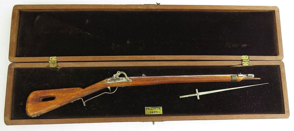Lot 187: A FINE MINIATURE MATCHLOCK MUSKET BY EDUARDO RUIZ