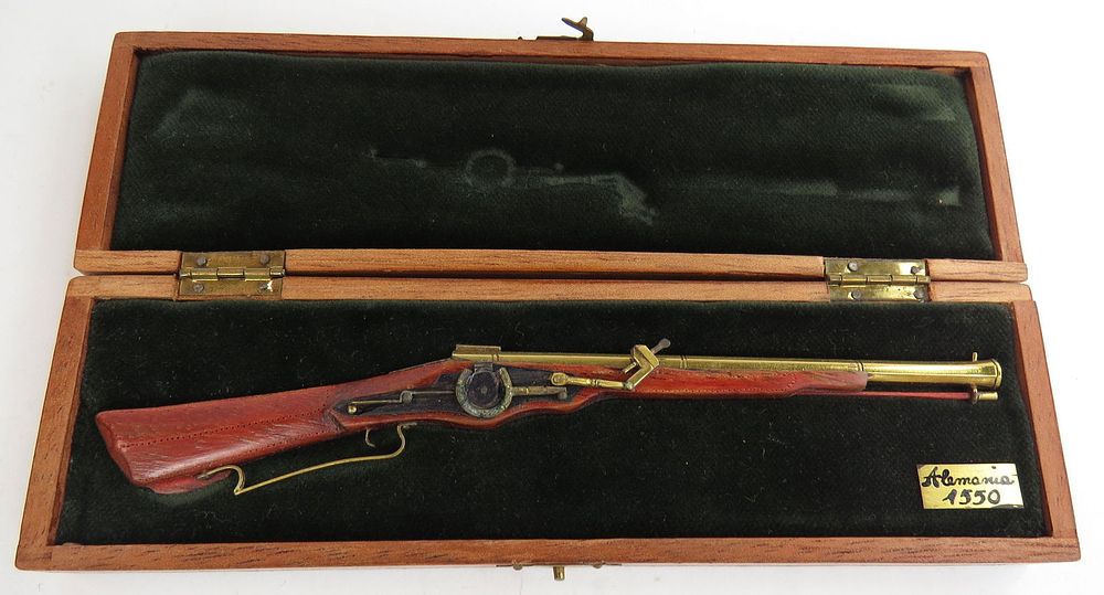 Lot 189: A FINE MINIATURE WHEELLOCK MUSKET BY EDUARDO RUIZ
