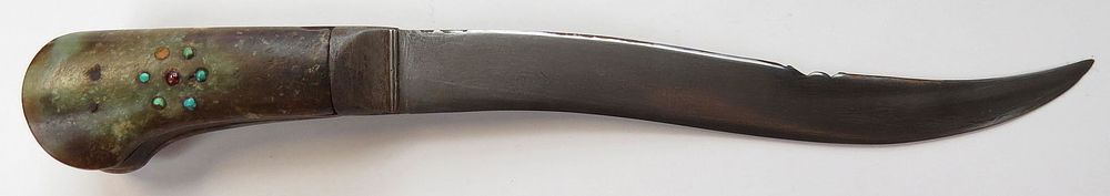 Lot 223: A PERSIAN JADE-GRIP PESH QABZ DAGGER