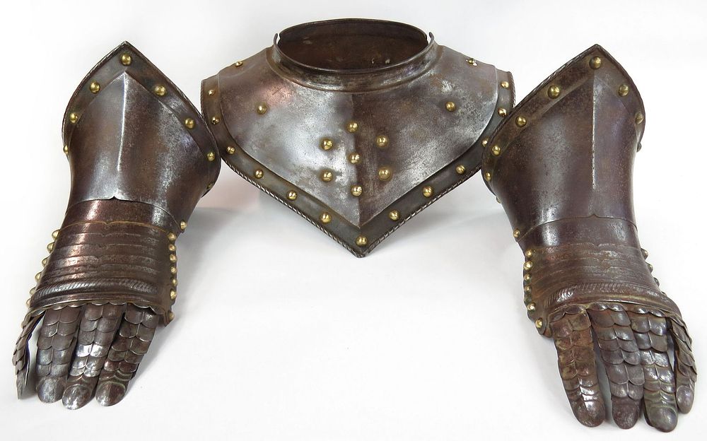 Lot 311: A SET OF EUROPEAN ARMOR GORGET AND GAUNTLETS