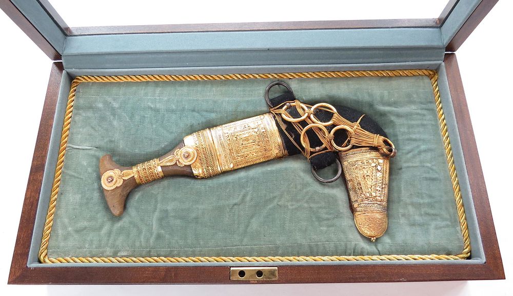 Lot 350: A FINE ROYAL PRESENTATION OMANI KHANJAR DAGGER