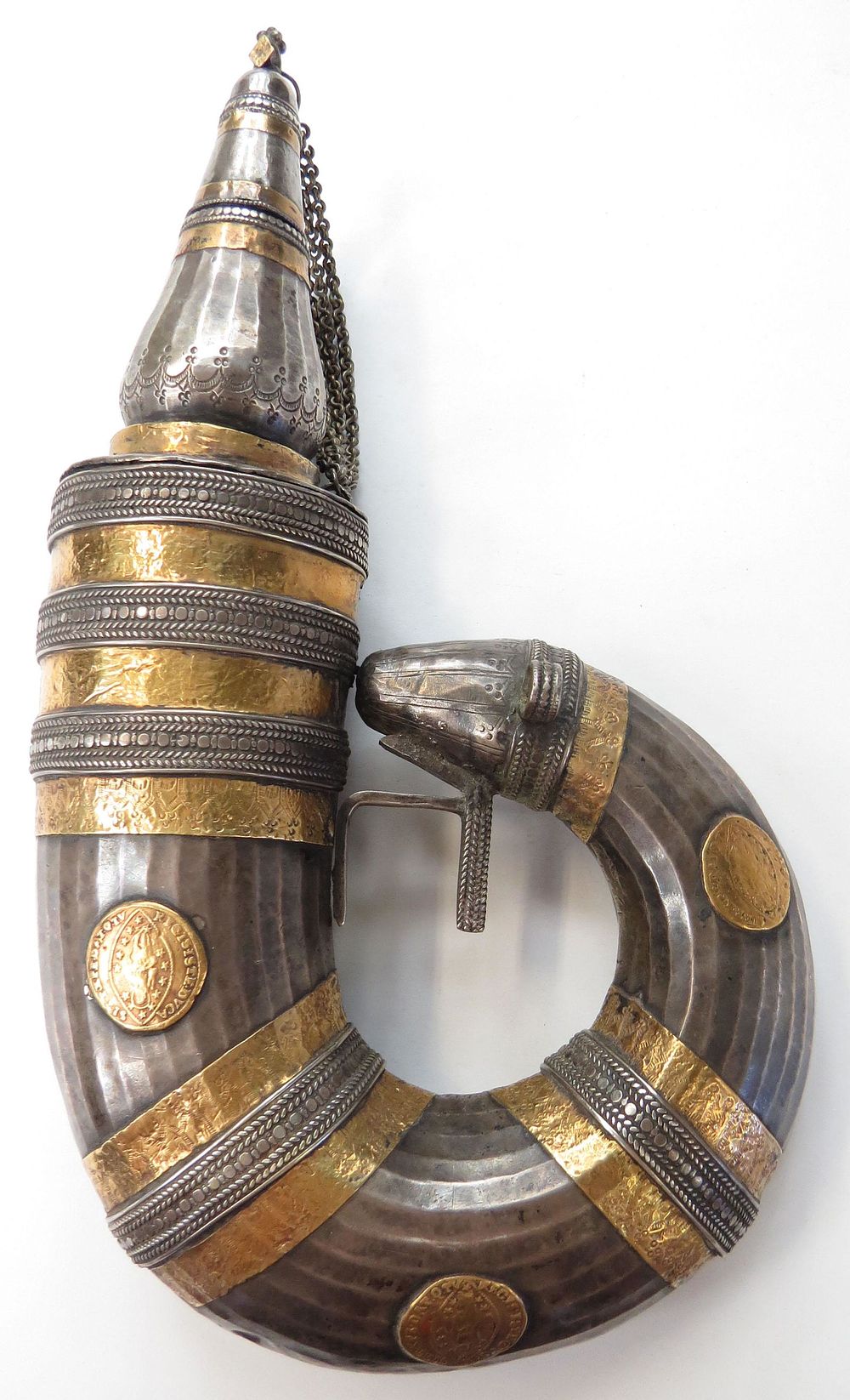 Lot 357: A FINE OMANI POWDERHORN