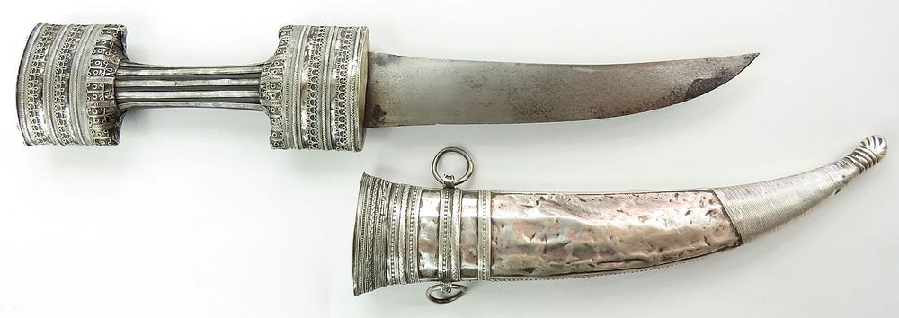 Lot 367: A FINE KURDISH DAGGER