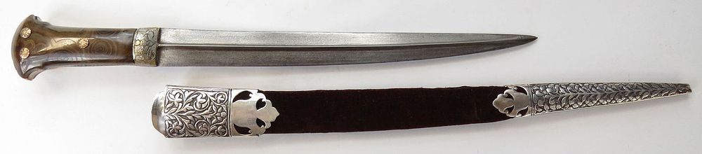 Lot 385: A FINE MUGHAL KHANJAR DAGGER