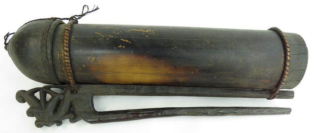 Lot 387: A DAYAK DART CONTAINER