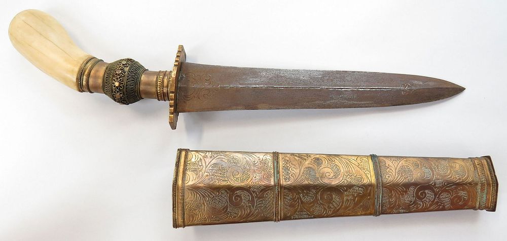 Lot 469: A MORO GUNONG DAGGER