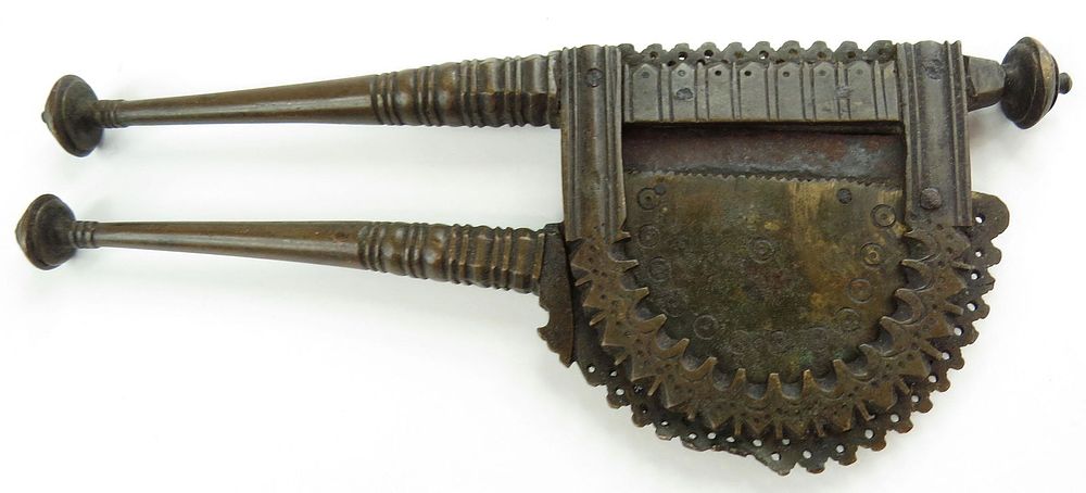 Lot 523: AN INDIAN BETENUT CUTTER