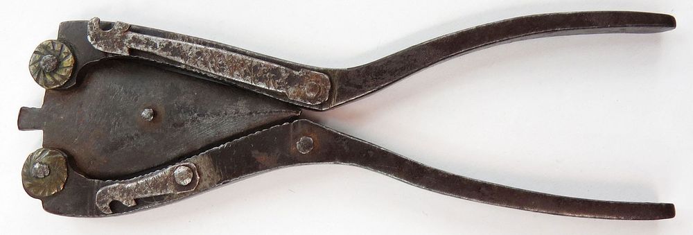 Lot 531: AN INDIAN FOLDING KATAR BETLENUT CUTTER