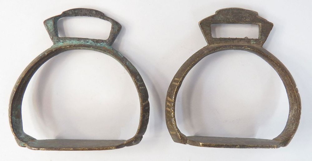 Lot 598: A RARE PAIR OF INDIAN STIRRUPS