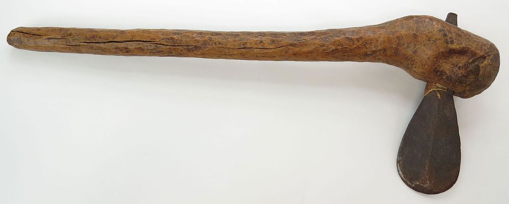 Lot 600: AN AFRICAN AXE