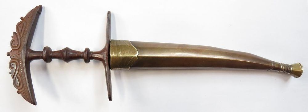 Lot 330: A JAMHDAR KATARI DAGGER