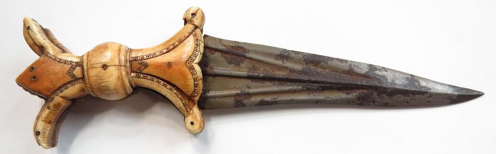 Lot 465: A RARE SOUTH INDIAN CHILANUM DAGGER