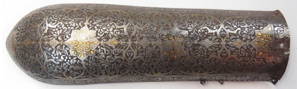 Lot 466: A PERSIAN BAZUBAND ARMGUARD ARMOR