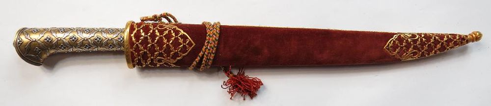 Lot 467: A NORTH INDIAN KARD DAGGER