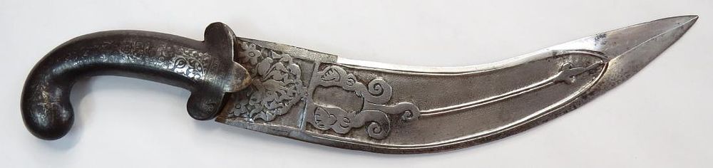 Lot 480: AN INDIAN KHANJAR DAGGER