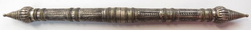 Lot 557: A BURMESE PAIRED DHA DAGGER
