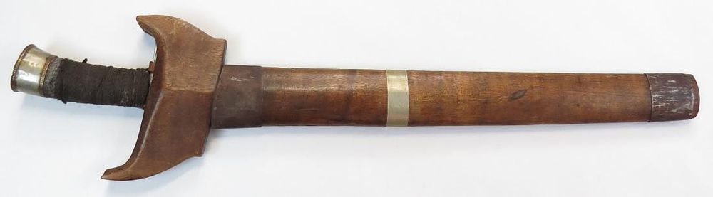 Lot 562: A MORO KRIS SWORD