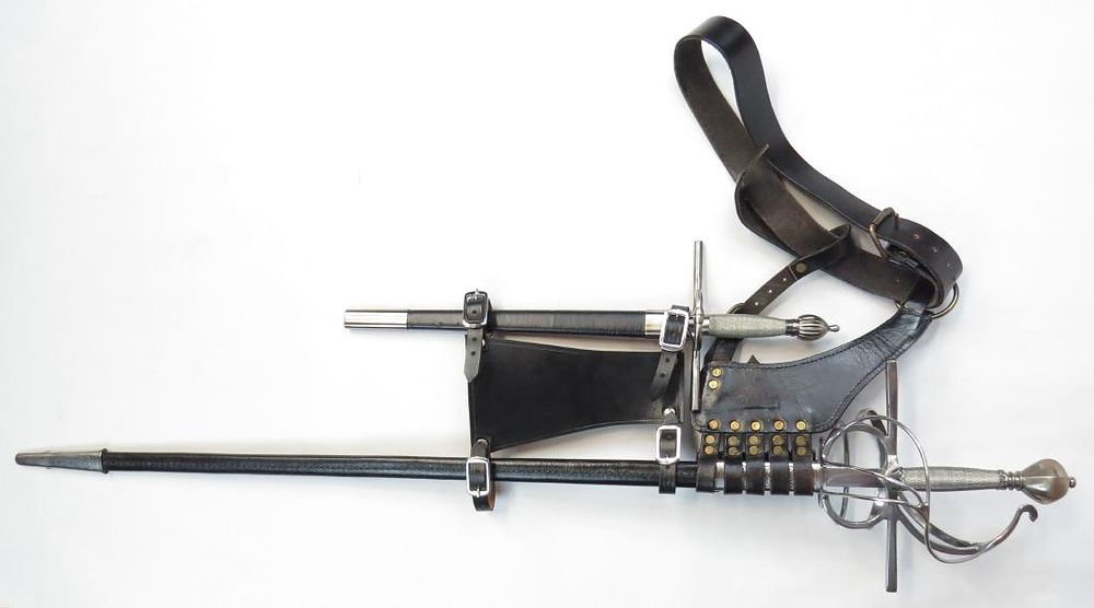 Lot 609: A CONTEMPORARY RAPIER & DAGGER SET