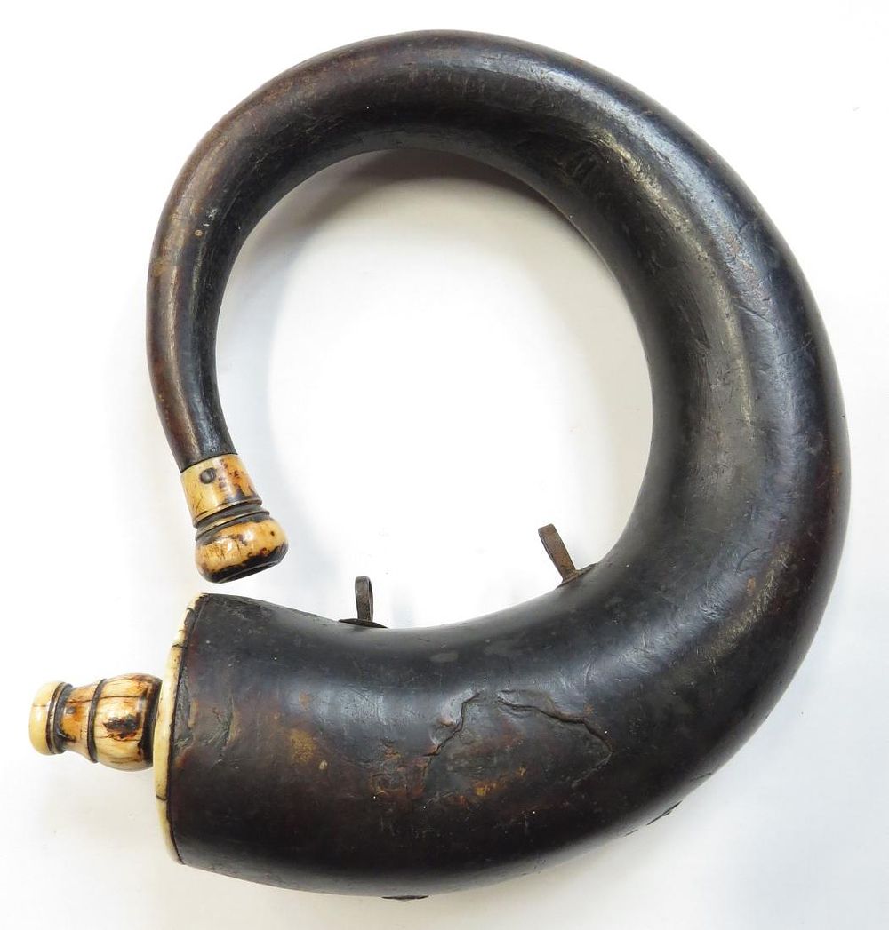 Lot 159: A RARE INDIAN POWDERHORN