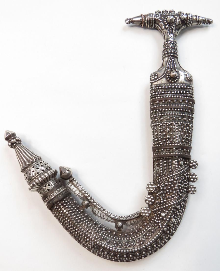 Lot 252: AN ARAB KHANJAR DAGGER