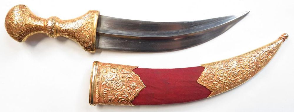 Lot 352: A HYDERABAD INDIAN DAGGER